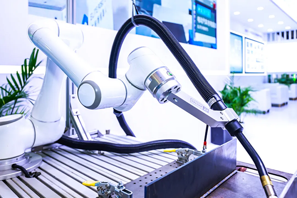 結合艾利特EC66協作機器人,了解工業焊接機器人的需求